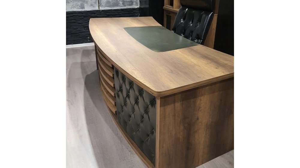 C serisi klasik yönetici masa takımı, ceviz rengi, deri sümenli ve çıtalı detayları ile ofis ortamında A serisi Chester koltuklar ile sergileniyor.